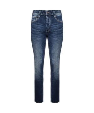 Denham Razor FBS2 Regular Fit Men's Blue Jeans, una notable oferta de la estimada marca de denim holandesa, Denham. Estos vaqueros son un testimonio del compromiso de Denham de combinar la artesanía clásica con el estilo contemporáneo. Exploremos las características clave que distinguen a los vaqueros Denham Razor FBS2:

 1. Ajuste regular:  Los vaqueros Denham Razor FBS2 están diseñados con un corte regular, ofreciendo una silueta atemporal y cómoda que atrae a una amplia gama de gustos y tipos de cuerpo. Este corte es a la vez versátil y favorecedor, proporcionando un amplio espacio para moverse, manteniendo un aspecto limpio.

 2. Tejido vaquero de primera calidad:  Confeccionados con tejido vaquero de alta calidad, estos vaqueros son suaves pero resistentes. Denham tiene mucho cuidado en la selección de denim que no sólo se ve bien, pero también resiste la prueba del tiempo, asegurando estos pantalones vaqueros seguirá siendo un elemento básico en su armario.

 3. Lavado azul clásico:  El lavado azul intenso desprende un encanto clásico y versátil. Este tono hace que estos vaqueros sean increíblemente adaptables, lo que permite combinarlos a la perfección con diversos conjuntos informales y semiformales.

 4. Cuidados detalles de costura:  La meticulosa atención que presta Denham a los detalles queda patente en los cuidados pespuntes, como el bordado de tijera característico de la marca en los bolsillos traseros. Estos sutiles elementos añaden carácter y refuerzan la dedicación de la marca a la artesanía.

 5. Estilo clásico de cinco bolsillos:  Los vaqueros Razor FBS2 siguen el tradicional diseño de cinco bolsillos, proporcionando un amplio espacio de almacenamiento para lo esencial y manteniendo al mismo tiempo un aspecto limpio y atemporal.

 6. Cómoda elasticidad:  La inclusión de un toque de elasticidad en el tejido vaquero garantiza que estos vaqueros se muevan contigo, ofreciéndote flexibilidad y comodidad durante todo el día. Esta característica los hace perfectos tanto para el día a día como para actividades más activas.