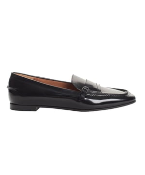 Elegant women's leather loafers from Emporio Armani, with a patent leather finish that gives them a sophisticated and modern shine.

 This shoe combines classic style with versatility, perfect for complementing both formal and casual looks.

 The decorative buckle on the vamp adds a touch of distinction, while the flat sole guarantees comfort, ideal for everyday wear.

 These loafers reflect the refined and timeless essence of Emporio Armani, offering an elegant and comfortable option for any occasion.
 Composition: Exterior: Leather; Interior: Leather; Sole: Synthetic
 Care:
- Clean with a soft, dry cloth.