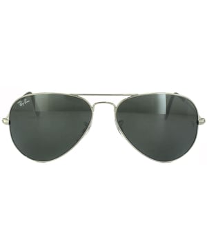Die Ray-Ban Aviator 3025 W3275 Silver Grey Mirror 55 mm Sonnenbrille wurde 1936 ursprünglich für amerikanische Militärpiloten entworfen und ist seitdem zu einem der kultigsten Sonnenbrillenmodelle der Welt geworden. Das zeitlose Design zeichnet sich durch den dünnen Drahtrahmen, die großen tropfenförmigen Linsen und die dünnen Metalltempel aus, die Silikonspitzen und Nasenpads für eine individuelle und bequeme Passform aufweisen. Dieses klassische Modell ist in verschiedenen Größen und einer Reihe von Farben erhältlich.