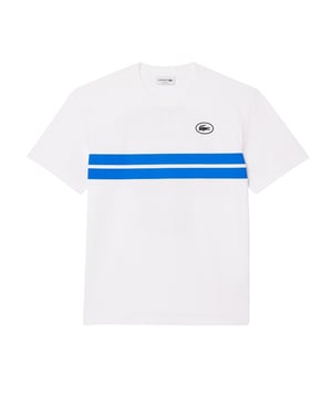 Das Lacoste Herren-T-Shirt mit kurzen Ärmeln und Rundhals-Ausschnitt präsentiert sich mit auffälligen Kontraststreifen vorne und einem im Vintage-Look gestalteten XL Aufdruck auf dem Rücken. Der Regular Fit bietet nicht nur einen zeitgemäßen Look, sondern auch höchsten Tragekomfort für einen lässigen und stylischen Auftritt.