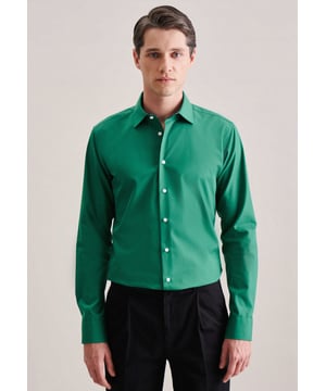 Maskuline Ästhetik: Das Business Hemd von Seidensticker erweitert Ihre Garderobe um einen hochwertigen Look, der den Geist der Zeit trifft. Die Webart Popeline aus 100% Baumwolle ist mit hoher Dichte gewebt und daher extra widerstandsfähig, was sie perfekt für pflegeleichte Business-Outfits macht. Als X-Slim ist das Business Hemd enganliegend und besonders figurbetont. Das Uni-Muster mit Patch in Kragen und Manschetten macht es zu einem absoluten Must-have. Balanceakt zwischen Klassik und Moderne: das smarte Seidensticker Hemd. Bei diesem Langarm-Business Hemd werden Stilsicherheit und Eleganz besonders hervorgehoben. Es wird durch weitenverstellbare Manschetten abgerundet. Durch den Kentkragen wird der universelle Business-Charakter besonders hervorgehoben.