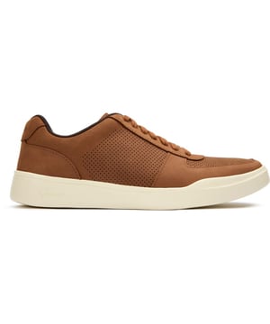 Zapatillas deportivas modernas perforadas Cole Haan para hombre en color tostado, fabricadas con nobuk y suela de goma. Incluyen: diseño de empeine perforado, marca Cole Haan, cuello del talón ligero y acolchado.