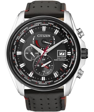 Diese Citizen  Multi Zifferblatt Uhr für  Herren ist das perfekte Accessoire zum tragen oder verschenken. Ihr Silber 43 mm Rund Gehäuse kombiniert mit dem bequemen Schwarz Armband aus  Leder garantiert, dass Sie diese atemberaubende Uhr kompromisslos genießen werden. Angetrieben von einem hochwertigen Eco-Drive Uhrwerk und wasserdicht bis 20 bars, läuft Ihre Uhr stets weiter. Diese Solaruhr kann mit jeder Art von Licht aufgeladen werden und benötigt keinen Batteriewechsel. -Diese Multi Zifferblatt Uhr verfügt über eine Kalenderfunktion: Datum, Solar, Funk, 24-Stunden-Anzeige, Weltzeit, Leuchtzeiger Diese hochwertige Uhr hat ein Schwarz Leder Band ( 21 cm Länge und 21 mm Breite) mit einer Faltschließe Gehäusedurchmesser: 43 mm,Gehäuse Höhe: 12 mm, Gehäusefarbe: Silber Zifferblattfarbe: Schwarz