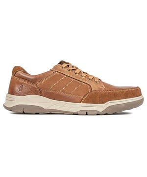 Zapato Hush Puppies Finley de color marrón claro con cordones y ajuste relajado para hombre con parte superior de nubuck encerado con puntera y talón cosidos con cordón. y tacón con la marca en relieve. Estos zapatos de uso diario de corte ancho tienen un cuello acolchado. Plantilla de espuma viscoelástica EVA y suela de goma color crema. combinando estilo y comodidad.