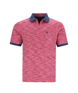 Das Poloshirt Hajo für Herren verbindet klassischen Stil mit modernem Design. Der Polokragen und der Troyer-Verschluss verleihen dem Hemd einen sportlichen Touch, während die Melange-Optik für einen raffinierten, zeitlosen Stil sorgt. Eine kleine Logostickerei auf der Brust und eine dezente Brusttasche setzen dezente Akzente und runden das Gesamtbild ab.  Die reguläre Passform garantiert einen bequemen Sitz, der sich jeder Gelegenheit anpasst, ob im Büro oder in der Freizeit. Die kontrastierenden Ärmelsäume und der Kragen heben sich stilvoll ab und geben dem Hemd das gewisse Etwas. Dank der hochwertigen Materialien bietet das Poloshirt einen unvergleichlichen Tragekomfort, der den ganzen Tag anhält.  Ob mit Jeans für einen lässigen Look oder mit Chinos für einen eleganten Auftritt - dieses Poloshirt ist ein vielseitiger Begleiter. Es steht für Qualität und Stilbewusstsein und wird schnell zu einem Lieblingsstück in Ihrem Kleiderschrank. Genießen Sie den Luxus von Hajo und erleben Sie, wie dieses Hemd Ihrem Outfit einen Hauch von Exklusivität verleiht.