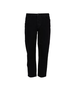 Este corte clásico se adapta perfectamente a cualquier estilo, desde casual hasta más formal.
Gracias a las piernas ligeramente estrechas, estos pantalones destacan la figura mientras mantienen la comodidad de uso.
Su cintura moderada asegura un ajuste perfecto y comodidad durante todo el día, independientemente de la actividad.
Los elegantes botones con el logo de la marca añaden un carácter exclusivo a los pantalones y son un signo de atención al detalle.
Los bolsillos funcionales en la parte delantera y trasera no solo son prácticos, sino que también le dan a los pantalones un toque urbano.
Los bolsillos adicionales en la pierna derecha no solo son un detalle de estilo, sino también una solución práctica para objetos pequeños.
El detalle sutil en el bolsillo frontal es un discreto acento que refleja la autenticidad y el alto estatus de la marca.
El uso de material de la más alta calidad garantiza una larga duración y facilidad de cuidado de los pantalones.