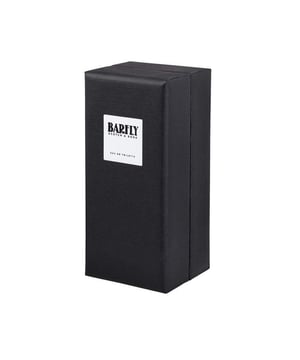 Das Scotch & Soda Men Eau de Toilette enthält belebende Aromen von der Bergamotte, dem Kardamom und dem Estragon in der Kopfnote. Sie verschmelzen mit der Wärme von der Geranie, dem Kaschmirholz, dem Muskat und dem Vetiver in der Herznote. Die Tonkabohne, Moschus und Vanillenoten in der Basis versprühen Behaglichkeit und Sanftheit.