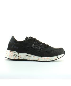 El modelo Hypergel-Lyte ™ es la fusión perfecta entre un icono verdadero y la última tecnología ASICS. La tecnología Hypergel ™ es un material híbrido que mezcla la respuesta de rebote de las cuentas de TPU con las propiedades de amortiguación de nuestra tecnología Gel®, lo que le da al consumidor un aspecto verdaderamente único y un viaje increíblemente cómodo.