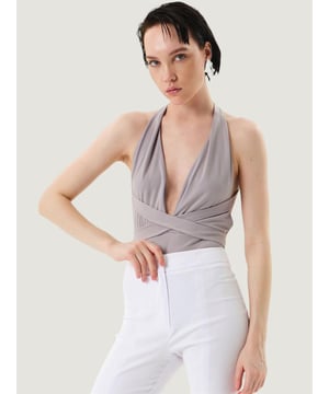 Aus den Brustbecherteilen und den langen Trägern, die von den Schultern ausgehen, können durch verschiedene Bindemethoden verschiedene Looks erzielt werden. Hergestellt aus flexiblem Stoff, ist dieser Bodysuit mit Druckknöpfen versehen.Material: Hergestellt aus Stoff, der 95% Polyester und 5% Elastan enthält.Maße des Models: Tr