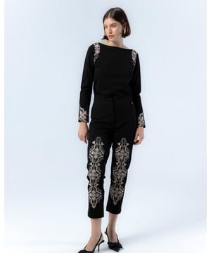 El pantalón recto negro Emma te envolverá con la elegancia del invierno. Su bordado con motivo floral convierte a este pantalón un imprescindible en tu armario.
  
  
  
  Pantalón con cierre delantero con cremallera.
  
  Bordado a máquina y a mano en delantero.