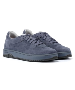 Sneaker mit einem hochwertigen Wildleder Obermaterial und einer profilierten Gummisohle für verbesserte Traktion.