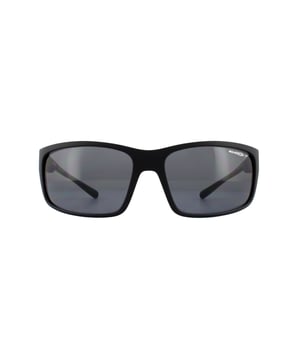 Las gafas de sol Arnette Fastball 2.0 4242 01/81 Matte Black Grey Polarized son una versión increíblemente moderna del popular modelo Fastball, con elegantes bisagras integradas y el distintivo nuevo detalle de cuatro puntos de Arnette. Las patillas se curvan hacia las puntas y la amplia forma de lente curvada ofrece una excelente cobertura y protección solar.