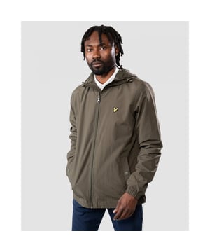 Een van onze meest veelzijdige stijlen, de Lyle & Scott Hooded Jacket is ontworpen in een lichtgewicht, duurzame nylonmix. Met een elastisch trekkoord aan de zoom en capuchon, ontworpen om warmte vast te houden, met een interne mesh voering zorgt voor ademend vermogen. Afgewerkt met een capuchon met klep, voorzakken met knopen, stiksels en onze kenmerkende Golden Eagle. 
 
 Pasvorm: Normaal
 Het is gemaakt om niet te strak of te losjes om het lichaam te passen, waardoor je een klassieke, tijdloos stijlvolle look krijgt. We raden je aan je gebruikelijke maat te bestellen, maar als je tussen twee maten zit, neem dan een maat groter.