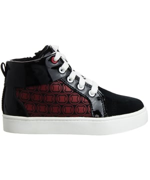 Clarks City Hero Hi Kids Black Trainers, een stijlvolle en comfortabele schoenkeuze voor actieve jongeren. Deze high-top trainers zijn ontworpen om zowel mode als functionaliteit te bieden, waardoor ze een ideale aanvulling zijn op de garderobe van je kind. Hier zijn de belangrijkste kenmerken van deze trendy kicks:

 High-Top Ontwerp:  Deze sportschoenen hebben een high-top silhouet dat niet alleen een modieus tintje toevoegt, maar ook extra ondersteuning biedt aan de enkels, waardoor ze geschikt zijn voor verschillende activiteiten.

 Veelzijdige zwarte kleur: De klassieke zwarte kleur van deze sportschoenen is gemakkelijk te combineren met een breed scala aan outfits, waardoor ze een veelzijdige keuze zijn voor casual of sportieve ensembles.

 Duurzame constructie:  Clarks staat bekend om de kwaliteit van hun schoenen, en deze sneakers zijn daarop geen uitzondering. Ze zijn gemaakt om de actieve levensstijl van kinderen te weerstaan en hun duurzaamheid te behouden.

 Comfortabele pasvorm:  De sportschoenen zijn ontworpen met het comfort van jonge voeten in het achterhoofd en bieden een nauwsluitende maar niet beperkende pasvorm om de hele dag te dragen.

 Gewatteerde binnenzool:  Deze sportschoenen hebben een gepolsterde binnenzool voor extra comfort en ondersteuning, zodat de voeten van je kind comfortabel blijven tijdens het spelen en activiteiten.

 Veilige sluiting: De sportschoenen hebben meestal een veilig en verstelbaar sluitsysteem, zoals klittenband of veters, zodat je ze gemakkelijk aan en uit kunt trekken en de pasvorm kunt aanpassen.

 Tractiezool:  De buitenzool is ontworpen om betrouwbare tractie en grip te bieden, voor stabiliteit en veiligheid tijdens het rennen en spelen.

 Clarks-kwaliteit:  Clarks is een vertrouwd merk met een lange geschiedenis in het produceren van kwaliteitsschoenen, waardoor ouders met een gerust hart kunnen vertrouwen op het comfort en de duurzaamheid van hun kinderen.

 Ideaal voor actief spelen: Deze sportschoenen zijn ontworpen om te voldoen aan de eisen van actief spelen, waardoor ze geschikt zijn voor speeltuinavonturen, sportactiviteiten en nog veel meer.