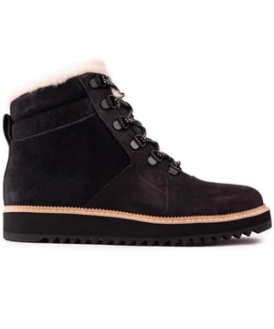 La función se une a la moda en esta bota de aventuras definitiva Mojave de TOMS. Los botines Mojave están diseñados para todo tipo de clima con una parte superior de nobuk resistente al agua. Detalles de piel sintética y guardabarros extendido. Diseñado de forma elegante. Aspecto elegante para caminar con estilo o para usar por la ciudad. Un forro suave y una plantilla Ortholite mantienen los pies cómodos. fresco y acolchado. con una suela de goma ligeramente elevada y tracción con tacos para mejorar el agarre y la durabilidad.