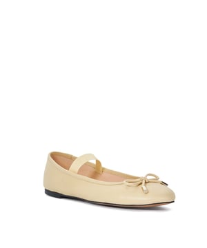 Our Helenas flats have been crafted from premium soft leather and designed with an elasticated strap to hold your foot in place. A contemporary approach to a timeless shoe, this versatile silhouette is complemented by an elegant almond toe.