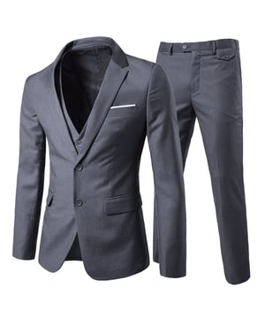 [Materialpflege] Entdecken Sie die Eleganz unseres dreiteiligen Anzugs mit Revers in Dunkelgrau. Dieser Anzug besteht aus einer hochwertigen Mischung aus 70 % Polyester und 30 % Viskose und bietet Komfort, Atmungsaktivität und Haltbarkeit. Das Innenfutter aus 94 % Polyester und 4 % Viskose verbessert die Atmungsaktivität und Schweißabsorption. Chemische Reinigung wird empfohlen, Handwäsche mit kaltem Wasser ist möglich. [Stildesign] Erleben Sie den anspruchsvollen Stil unseres Slim-Fit-Anzugs. Er verfügt über ein spitzes Reversdesign, 3D-Drapierung, ein Revers mit Revers, vier Knöpfe am Ärmel und einen Zwei-Knopf-Verschluss. Die Hose mit flacher Vorderseite und freier Länge hat einen verlängerten Hüftgurt und schräge Seitentaschen. Die schmale Passform sorgt für einen modernen und attraktiven Look für verschiedene Anlässe. [Anlass] Perfekt für Hochzeiten, den Alltag, Geschäftstreffen, modische Partys und tolle Feiertage. Es ist auch eine ausgezeichnete Wahl für junge Männer, die sich auf den Homecoming-Abschluss vorbereiten und wieder zur Schule gehen, da es Vielseitigkeit und Stil bietet. [Paket] Vervollständigen Sie Ihr Ensemble mit einem Blazer, einer Hose und einer Weste und sorgen Sie so für ein stilvolles und vielseitiges Outfit für jeden Anlass.