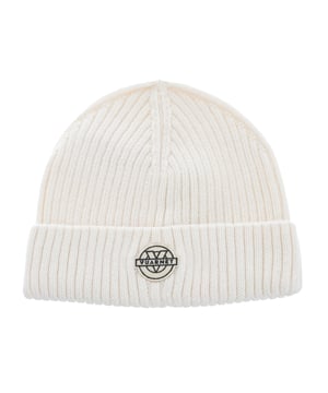 Gorro de punto de la marca Vuarnet.
Gorro con tacto muy agradable.
Gorro con dobladillo y nombre de la marca en el frontal.
 Composición: 90% Algodón, 10% Cachemira
 Cuidados:
Lavar a temperatura máxima 30º.
Secadora a temperatura baja.
Planchar a temperatura baja.
No usar lejía.
No lavar en seco.