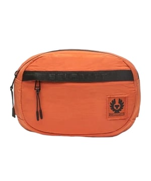 Diese Tasche von Belstaff ist das perfekte Accessoire fur alle, die ihrem Alltagslook einen klassischen Touch verleihen mochten. Orangefarbene Belstaff-Tasche, Reissverschluss, perfekt fur Sommerfestivals, Belstaff-Logo vorne, verstellbarer Gurtel