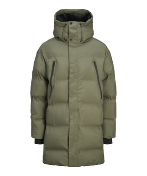 Deze lange gewatteerde herenjas is de ideale metgezel voor frisse dagen. De hoogsluitende capuchon met trekkoord biedt optimale bescherming tegen de wind, terwijl de ritssluiting en de stormflap met drukknopen betrouwbare bescherming tegen de kou bieden. De binnenmanchetten houden de warmte binnen en zorgen voor een comfortabele pasvorm. De ritszakken bieden veilige opbergruimte voor je benodigdheden. Dit warm gevoerde en winddichte jack is perfect voor wisselvallig weer. Het strakke ontwerp combineert functionaliteit met moderne stijl. Hij is gemaakt van hoogwaardige materialen en belooft langdurig comfort. Of je hem nu draagt voor alledaags gebruik of voor buitenactiviteiten, deze jas houdt je altijd warm en betrouwbaar beschermd. Een must-have voor stijlbewuste mannen die niet willen inleveren op comfort.