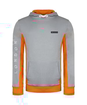 De Devote London Cody Mens Grey/Orange Hoodie is een stijlvolle en comfortabele hoodie die perfect is om elke dag te dragen. Hij is gemaakt van een zachte en lichtgewicht katoenmix die perfect is om in laagjes te dragen. De hoodie heeft een ronde hals, een relaxte pasvorm en een kangoeroezak, waardoor het een veelzijdige optie is die zowel omhoog als omlaag gekleed kan worden.

De hoodie is gemaakt van een mix van 60% katoen en 40% polyester. Deze mix maakt de hoodie zacht, lichtgewicht en duurzaam. De hoodie heeft ook een relaxte pasvorm, waardoor hij comfortabel zit. De ronde hals is een klassieke halslijn die zowel stijlvol als comfortabel is. De kangoeroezak is praktisch en perfect om kleine spullen in op te bergen.

De hoodie heeft een opvallend grijs en oranje kleurenschema. Het grijs is een neutrale kleur die perfect te combineren is met andere kleuren, terwijl het oranje zorgt voor een vleugje helderheid. Het kleurenschema is perfect voor een casual look, maar kan ook worden aangekleed voor formelere gelegenheden.

De hoodie heeft een Devote London logopatch op de borst. Het logo is klein en ingetogen, zodat het niet afdoet aan de algehele look van de hoodie.

De hoodie kan in de wasmachine, dus hij is gemakkelijk te onderhouden. Het is ook een relatief betaalbare hoodie, dus hij heeft een goede prijs-kwaliteitverhouding.

Over het geheel genomen is de Devote London Cody Mens Grey/Orange Hoodie een goede keuze voor mannen die op zoek zijn naar een stijlvolle en comfortabele hoodie die perfect is om elke dag te dragen. Het is een goede optie voor mannen die een relaxte pasvorm en een ronde hals willen.