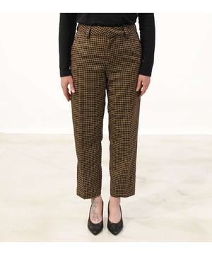 Specificaties: Regular-waisted chino broek met zijzakken en ritssluiting Pasvorm: Regular Het model draagt maat: 26 Lengte model: 170 cm