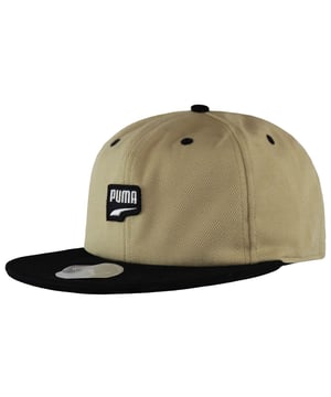Puma Archive Downtown Herren Beige Cap – ein stilvolles und vielseitiges Accessoire, das sportlichen Flair mit urbaner Raffinesse nahtlos kombiniert. Verleihen Sie Ihrem lässigen Ensemble mit dieser beigefarbenen Cap aus der Archive Downtown Kollektion von Puma, die darauf ausgelegt ist, sowohl Mode als auch Funktionalität zu bieten, einen eleganten Akzent.

Hauptmerkmale:

Klassisches Baseballcap-Design: Die Downtown Cap verfügt über ein klassisches und zeitloses Baseballcap-Design, das einen bequemen und vertrauten Sitz bietet. Pumas Engagement für authentische Sportbekleidung zeigt sich in der Silhouette der Cap.

Neutrale beigefarbene Farbe: Die beigefarbene Farbe verleiht einen Hauch von Vielseitigkeit und macht es einfach, diese Cap mit einer Vielzahl von lässigen Outfits zu kombinieren. Egal, ob Sie ins Fitnessstudio gehen, Besorgungen machen oder einfach nur Aktivitäten im Freien genießen, der neutrale Ton ergänzt verschiedene Stile.

Gesticktes Puma-Logo: Achten Sie auf das ikonische Puma-Logo, das prominent auf der Vorderseite der Cap gestickt ist. Das Logo dient als Symbol für Qualität, Athletik und urbanen Stil und zeigt Ihre Affinität zu einer renommierten Sportbekleidungsmarke.

Langlebige Konstruktion: Die Downtown Cap wurde mit Blick auf Langlebigkeit gefertigt und besteht aus hochwertigen Materialien. Die robuste Konstruktion sorgt für Langlebigkeit und macht sie geeignet für den täglichen Gebrauch und verschiedene Aktivitäten.

Sportlicher und urbaner Fusion: Die Archive Downtown Kollektion von Puma verkörpert eine Fusion aus sportlicher Ästhetik und urbanem Stil. Die Downtown Cap fängt dieses Wesen ein und macht sie zu einem vielseitigen Accessoire, das nahtlos von sportlichen zu lässigen urbanen Umgebungen übergeht.

Vielseitige Ergänzung für die Garderobe: Ob in Kombination mit Sportbekleidung, lässigen Jeans oder Shorts, die Puma Archive Downtown Herren Beige Cap verbessert mühelos Ihr Gesamtbild. Es ist ein unverzichtbares Accessoire für diejenigen, die eine Mischung aus sportlichen und Streetwear-Einflüssen schätzen.