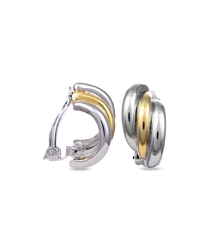 Pendientes Akhut acabado en oro amarillo de 18 Quilates. Además de lograr estilismos para trotar por el mundo, los diseños de la línea de AFRICA Essence marcan la diferencia y consiguen que esa diferencia sea radical. Diseños realizados cuidadosamente a mano con una aleación de acero de primera calidad dan vida a unas sofisticadas joyas. Su exotismo solo es comparable con su recato. Intuitiva, ponderada acierta cada vez que te lo pones y representa como pocas el carácter urbano más cosmopolita: BE AUTHENTIC (NOT) UNIQUE.