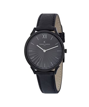 Diese Pierre Cardin Pigalle Plissée Analog Uhr für  Unisex ist das perfekte Accessoire zum tragen oder verschenken. Ihr Schwarz 40 mm Rund Gehäuse kombiniert mit dem bequemen Schwarz Armband aus  Leder garantiert, dass Sie diese atemberaubende Uhr kompromisslos genießen werden. Angetrieben von einem hochwertigen Quarz Uhrwerk und wasserdicht bis 3 bars, läuft Ihre Uhr stets weiter. Diese lässige und moderne Uhr ist perfekt für alle Arten von Casual-Aktivitäten, Indoor-Aktivitäten oder täglichen Gebrauch, es ist auch ein tolles Geschenk für Familie und Freunde. Diese hochwertige Uhr hat ein Schwarz Leder Band ( 21 cm Länge und 18 mm Breite) mit einer Dornschließe Gehäusedurchmesser: 40 mm,Gehäuse Höhe: 6.55 mm, Gehäusefarbe: Schwarz Zifferblattfarbe: Schwarz