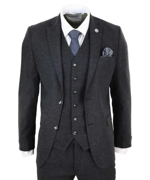 Heren 3-delig Zwart Wol Tweed Vintage Retro Kostuum Een zwart kostuum is een essentieel onderdeel van de garderobe van elke man en dit exemplaar vormt hierop geen uitzondering. Strak, stijlvol en verfijnd, maak de juiste indruk met dit premium 3-delige zwart wol tweed kostuum. Het heeft een slim fit snit, met een strakker pasvorm rond de borst en smal toegesneden broeken. De jasje met twee knopen valt prachtig en heeft een half canvasconstructie die zich steeds beter aan jouw lichaamsvorm aanpast naarmate je het vaker draagt. Contrasterend fluwelen zakpaspels, geknoopt manchet en een enkele achterkantopening geven het kostuum een klassieke, verfijnde uitstraling. Een bijpassend tweed vest maakt het 3-delige geheel compleet met een enkele borstrij en klassieke taillepockets en een achterversteller om ervoor te zorgen dat je jouw ideale pasvorm kunt creëren. Het kostuum is tijdloos en eigentijds tegelijk, waardoor je de hele dag op je best eruit kunt zien. Combineer het met een passend vest, een wit shirt en schoenen voor een stijlvolle afwerking.