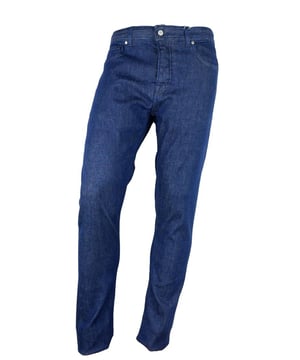 Aquascutum herenen denim jeans in donkerblauwe kleur  
Gemaakt in Italië  
5-pocket ontwerp  
Achterkant met zwart label  
Voorkant met knoopsluiting  
Materiaal: 100% Katoen