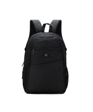 Unisex-Rucksack mit Reißverschluss. eine offene Innentasche. drei mit Reißverschluss und zwei seitlich offene Außentaschen. fehlender Schultergurt. im Stoffgriff. Innenfächer. RucksackUnisex-Außenmaterial, innen mit Polyester gefüttert. Maße: 31x14x44 cm. Modeprodukt