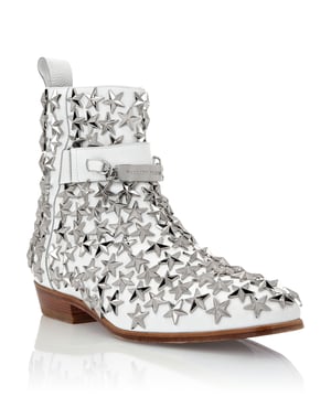 Añada una nota glam rock a su look campestre con estos botines de piel con tachuelas. Eche un vistazo a su peculiar elaboración y descubra más.    Piel con estampado de ciervo   Incrustados con tachuelas en forma de estrella   Insignia con logotipo y cadena en una tira en la caña   Cierre de cremallera lateral   Lengüeta para tirar   Suela de cuero auténtico con ribete negro   Forro de napa   Plantilla con etiqueta tejida