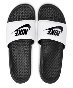 Nike Benassi Solar Soft Men's Slide haakt je vast met een opvallend fractal design op de voetband voor stijl en op de voetstap voor extra comfort. - - . Het zachte schuim van de tussenzool en de jersey voering bieden comfort zodat je kunt genieten van een ontspannen en eersteklas draagervaring.