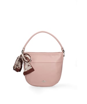 Bolso de mujer. El cierre es con cremallera. Los bolsillos internos son uno con cremallera y otro abierto. Los bolsillos externos son uno en la espalda con cremallera. La correa para el hombro es ajustable y extraíble. El mango es de piel regenerada. Hay un compartimento interno. El material exterior es ecopiel. Internamente está forrado en poliéster. Medidas: 20x24x6 cm. Producto de moda
