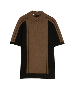 Kwaliteit materiaal:  Ted Baker staat bekend om het gebruik van hoogwaardige materialen. Als het poloshirt wordt beschreven als wol, dan is het waarschijnlijk gemaakt van een eersteklas wolmix, die warmte, comfort en een luxe gevoel geeft.

 Geraffineerd ontwerp:  Ted Baker staat bekend om zijn verfijnde en stijlvolle ontwerpen. Het Jesty Wool Poloshirt zou kunnen beschikken over een modern en op maat gemaakt ontwerp met aandacht voor detail, als gevolg van de toewijding van het merk aan fashion-forward esthetiek.

 Subtiele Branding:  Ted Baker gebruikt vaak subtiele branding. Zoek naar discrete Ted Baker logo's, knopen of andere kenmerkende elementen die bijdragen aan het algehele ontwerp zonder al te opvallend te zijn.

 Veelzijdigheid:  Het Jesty Poloshirt zou veelzijdig genoeg kunnen zijn om de overgang te maken tussen casual en meer gepolijste gelegenheden. Dit aanpassingsvermogen is een gemeenschappelijk kenmerk van de kledingstukken van Ted Baker.

 Comfortabele pasvorm:  Ted Baker geeft prioriteit aan zowel stijl als comfort. Verwacht dat het Jesty Poloshirt een comfortabele pasvorm heeft, zodat je gemakkelijk kunt bewegen terwijl je een gepolijste uitstraling behoudt.

 Verscheidenheid aan kleuren:  Ted Baker biedt haar producten vaak aan in verschillende kleuren. Het Jesty Poloshirt kan beschikbaar zijn in verschillende kleuropties om aan individuele voorkeuren te voldoen.
