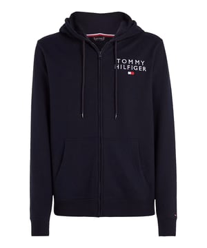 Diese Herren-Sweatjacke vereint Komfort und Stil in einer perfekten Kombination. Ausgestattet mit einer Kapuze samt Tunnelzug und einem durchgehenden Reißverschluss, bietet sie Flexibilität für jede Gelegenheit. Die Kängurutasche verleiht dem Design einen sportlichen Look, während die Label-Stickerei und Applikationen auf der Brust dezente Markenakzente setzen. Die Streifenkante innen am Kragen und die kleine Label-Flagge am Ärmelbündchen runden das Design ab. Dank des weichen Materials garantiert die Jacke hohen Tragekomfort und ist ideal für den Alltag oder entspannte Freizeitaktivitäten.