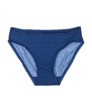 Braguita microfibra de niña.
Color Azul
Cinturilla elastica.
Detalle del nombre de la marca estampado por todo el diseño.
Tejido transpirable.
Costuras vistas a tono.

Composición:  91% Poliamida, 9% Elastano

Cuidados:
- Lavar a temperatura máx. 40º.
- No usar lejía.
- No usar secadora.
- No planchar.
- No lavar en seco.