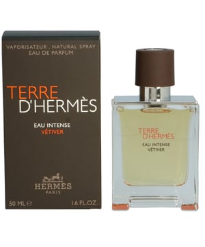Terre D'hermès Eau Intense Vetiver ist ein holzig-aromatischer Herrenduft, der 2018 von Hermès auf den Markt gebracht wurde. Der Duft wurde von Christine Nagel kreiert und mit Szechuanpfeffer und Vetiver entwickelt. Der Duft hat Kopfnoten von Bergamotte, Grapefruit und Zitrone, die ihm einen frischen, natürlichen, zitrischen Auftakt geben, bevor er auf ein Herz aus Sichuanpfeffer und Geranie trifft. In der Basisnote dominiert Vetiver zusammen mit Olibanum, Patchouli und Amberholz. Die Noten verbinden sich zu einem besonderen Duft, der raffiniert, anspruchsvoll und stilvoll ist. Der Duft ist einzigartig, er ist stark und wird am besten im Sommer oder bei wärmerem Wetter getragen.