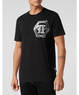 Entdecken Sie die Originalität dieses Baumwoll-T-Shirts, das alle ikonischen Elemente der Marke aufweist.  Baumwoll-Jersey  Das ikonische Logo ist auf der linken Brustseite aufgedruckt  PP-Sechseck auf einem Aufnäher aus Safranleder auf der Passe  Rippenstrick am Halsausschnitt  Zwei-Nadel-Nähte