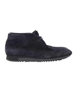 VINTAGE, UVP WIE NEU  
Das dunkelblaue Wildleder und das elegante Design dieser Schnürstiefel machen sie zu einer vielseitigen Ergänzung für jede Garderobe. Egal, ob sie mit Jeans oder einem Kleid kombiniert werden, diese Prada-Stiefel verleihen jedem Outfit sofort einen Hauch von Eleganz und sind perfekt, um Ihrem Ensemble Raffinesse zu verleihen.

Prada Schnürstiefel aus dunkelblauem Wildleder  
Material: Wildleder  
Farbe: Dunkelblau  
Größe: UK7/US8  
Zustand: Gut  
Abnutzungsspuren: Pilling und Flecken auf dem Wildleder; Mäßiger Verschleiß an den Sohlen  
SKU: 359881