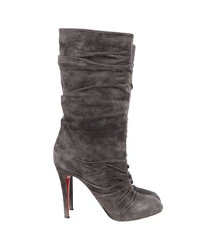 VINTAGE, UVP WIE NEU  
Diese Christian Louboutin Prios Stiefel mit mittlerer Schafthöhe sind für modebewusste Damen entworfen und werden garantiert ein Statement setzen. Hergestellt aus dunkelbraunem, gefaltetem Wildleder, verfügen diese Schlupfstiefel über hohe Stilettoabsätze für ein elegantes Gefühl.  
Christian Louboutin Gefaltete Prios Stiefel aus grauem Wildleder  
Farbe: grau  
Material: Wildleder  
Größe: 37,5  
Zustand: gut  
Gebrauchsspuren: abgeriebene Sohlen, Schmutz auf dem Obermaterial  
SKU: 229643