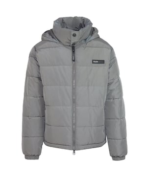 !Experimenta versatilidad y estilo con la chaqueta gris acolchada Plein Sport! Esta chaqueta presenta un dise�o solido. Mantente comodo y elegante con el logotipo llamativo y los detalles acolchados. Perfecto para cualquier persona a la moda. Bolsillos con cierre de cremallera, relleno y material: 100% poliester Chaqueta gris Chaqueta acolchada, cierre de cremallera Estilo: UPPS101P 92
