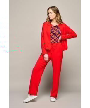 Ontdek deze sportieve rode broek: een perfecte combinatie van stijl en comfort. Deze damesbroek, met een slanke rechte pijp, valt niet alleen op door de prachtige rode kleur maar ook door de verfijnde designer details. De broek heeft een aangesloten pasvorm tot aan de heup, waarna het elegant uitloopt met een pintuck aan de middenvoorzijde voor een subtiele touch.De rode broek is voorzien van twee steekzakken en een handig trekkoord in de taille, waardoor je de broek naar wens kunt tailleren voor optimaal draagcomfort. Voor een chique en moderne uitstraling combineer je de Freyja rode broek met de Della Jacket voor een krachtige all-over look in rood. Een alternatieve stylingoptie is de combinatie met de Ines top, met een subtiele print op een rode achtergrond, voor een eigentijdse en stijlvolle look.