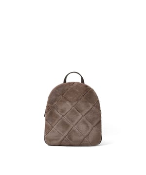 Damesrugzak met ritssluiting. één met ritssluiting en één open binnenzak. afwezige externe zakken. ontbrekende schouderband. in eco-leer handvat. een binnencompartiment. extern materiaal. 100% polyester binnenkant. Afmetingen: 24x29x10 cm. Modeproduct