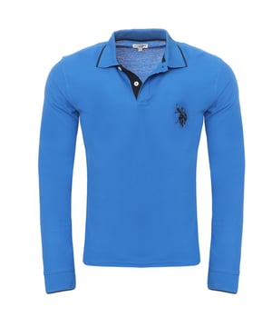Langarm-Poloshirt
Erleben Sie zeitlosen Stil und außergewöhnlichen Komfort mit diesem hochwertigen und langlebigen Herren-Langarm-Poloshirt von U.S. Polo Assn. Das fachmännisch gefertigte Modell lässt sich mühelos mit Jeans, Anzügen oder Stoffhosen kombinieren und ist somit eine vielseitige Wahl für jeden Anlass.
Das hochwertig verarbeitete Hemd bietet erstklassige Qualität und hervorragenden Tragekomfort. Der weiche Strickstoff sorgt für Wärme und eine gemütliche Passform, während das ikonische U.S. Polo Assn. Logo auf der Brust verleiht einen Hauch von Eleganz und sportlicher Raffinesse.