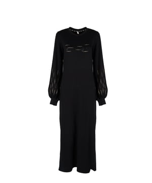 Der angepasste Schnitt betont die Figur und bietet gleichzeitig Komfort und Eleganz, perfekt für besondere Anlässe sowie für den Alltag.

Die Maxilänge verleiht dem Kleid Klasse und macht es sowohl für abendliche Veranstaltungen als auch für formellere Anlässe geeignet, während es gleichzeitig Komfort und Bewegungsfreiheit bietet.

Der runde Ausschnitt ist eine universelle Wahl, die den Hals und das Dekolleté schön zur Geltung bringt und der gesamten Stilisierung eine feine und subtile Note verleiht.

Mit langen Ärmeln ist das Kleid ideal für kühlere Tage, bietet Wärme und Komfort und fügt gleichzeitig Eleganz und Stil hinzu.

Der Schlitz auf der linken Seite verleiht dem Kleid eine Prise Sinnlichkeit und Dynamik, ermöglicht freieres Bewegen und hebt die Beine hervor.

Ärmel mit elastischen Bündchen sorgen für eine perfekte Passform und Komfort, verhindern das Hochrutschen der Ärmel und fügen eine moderne Note hinzu.

Auf der Vorderseite hebt ein Aufdruck mit dem Markennamen deren Exklusivität hervor und verleiht einen modischen, modernen Charakter, während er gleichzeitig ein subtiles dekoratives Element ist.

Mit Jets geschmückte Ärmel verleihen dem Kleid Glanz und Einzigartigkeit, ziehen die Blicke auf sich und verleihen ihm einen einzigartigen, glamourösen Stil.

Aus hochwertigem Stoff gefertigt, garantiert das Kleid Langlebigkeit, Tragekomfort und ein schönes Aussehen über lange Zeit, wobei es seine Form und Farben auch nach vielen Wäschen behält.