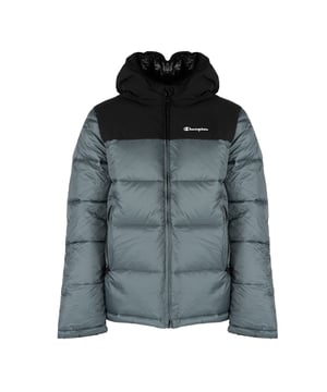 Dit klassieke model is de perfecte keuze voor mensen die houden van minimalisme en functionaliteit, en de eenvoudige snit past perfect bij elke urban outfit.
Bovendien benadrukt dit jack met ritssluiting met logo niet alleen het merk, maar staat het ook garant voor gemakkelijk en snel aankleden.
Met een capuchon, die niet alleen een praktische bescherming biedt tegen ongunstige weersomstandigheden, maar ook een stijlvol accessoire is, is deze jas universeel.
De functionaliteit van dit model wordt onderstreept door twee zakken die kunnen worden afgesloten met ritsen om je kleine spullen veilig op te bergen.
Een discrete print met de merknaam aan de linkerkant voegt karakter en herkenbaarheid toe terwijl de elegantie van het ontwerp behouden blijft.
De jas is gemaakt van hoogwaardige stof en is niet alleen duurzaam, maar voelt ook zeer aangenaam aan.
En als de temperatuur daalt, zorgt de vulling van synthetische veren voor warmte zonder bulk toe te voegen, waardoor het ideaal is voor koelere dagen.