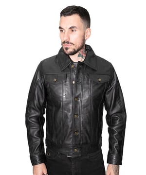 De trucker is een populaire jasstijl die in de jaren zestig werd geïntroduceerd en hier opnieuw is vormgegeven in ons premium nappaleer. We maken voornamelijk gebruik van denim en geven een draai aan deze geliefde stijl. Het resultaat is een hoogwaardige, ultrazachte afwerking die zorgt voor een strakke en strakke esthetiek. Dit jack heeft alle kenmerken die kenmerkend zijn voor het originele truckerjack, waaronder puntige klepzakken op de borst, schuine naden aan de voorkant en een puntige kraag. Deze jas is verkrijgbaar in vier verschillende kleurstellingen, waaronder ons verweerd zwart voor een vintage-esthetiek en bordeauxrood voor een gedurfde, eigentijdse look, ideaal voor als je uitgaat en indruk wilt maken. • 100% premium ultrazacht nappaleer • Schuine naden lopen van borst tot taille • Puntige kraag en klepzakken over de borst • Inclusief zakken geïntegreerd in de voering van de jas en vier buitenzakken • Verstelbare taille en manchetten