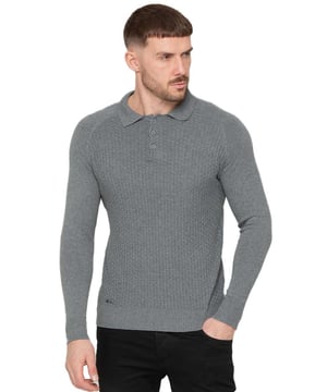 De Enzo Milano Button-Up Polo Trui combineert tijdloze stijl met premium vakmanschap. Hij heeft een button-up kraag voor een klassieke maar verfijnde uitstraling, waardoor veelzijdig stylen mogelijk is. Gemaakt met een wafelgebreide textuur, biedt deze trui een unieke en verfijnde uitstraling, en zorgt hij voor zowel warmte als een onderscheidende visuele aantrekkingskracht. De ribgebreide boorden en zoom zorgen voor een comfortabele, fitted silhoët, waardoor de trui op zijn plaats blijft en een gepolijste afwerking krijgt. Een subtiele Enzo logo-badge nabij de zoom voegt een kenmerkend detail toe, waarmee de toewijding van het merk aan kwaliteit wordt benadrukt. Deze veelzijdige polo trui is perfect om elke casual of smart-casual garderobe te verfraaien.